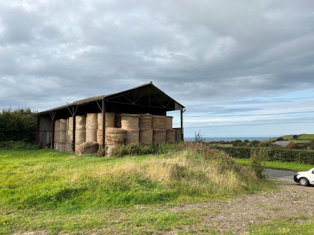 Lot: 112 - AGRICULTURAL BARN WITH POTENTIAL AND SEA VIEWS - Agricultural Barn with Sea Views